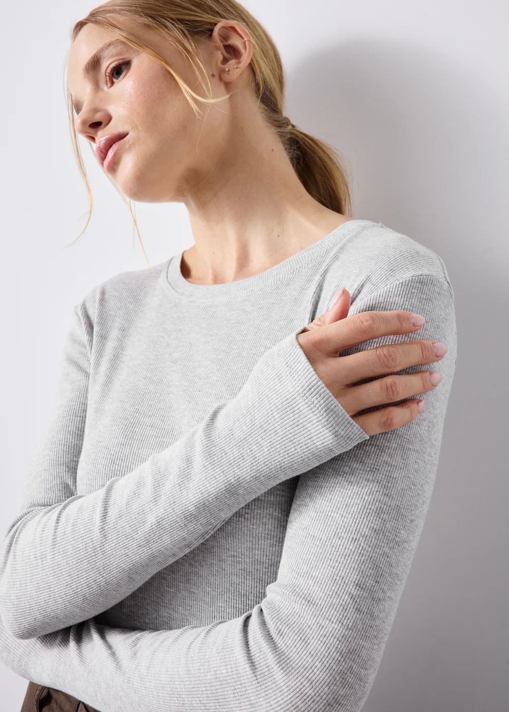 Fitted Long-Sleeve Ribbed Crew Neck Top - 8 Image 3