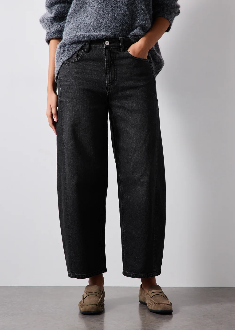 Black Barrel Leg Jean - 24/L29 Image 3