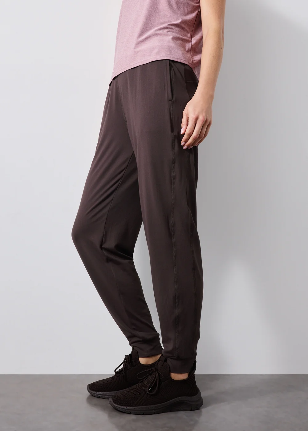 Souluxe Chocolate Cuffed Yoga Joggers - XS Image 4