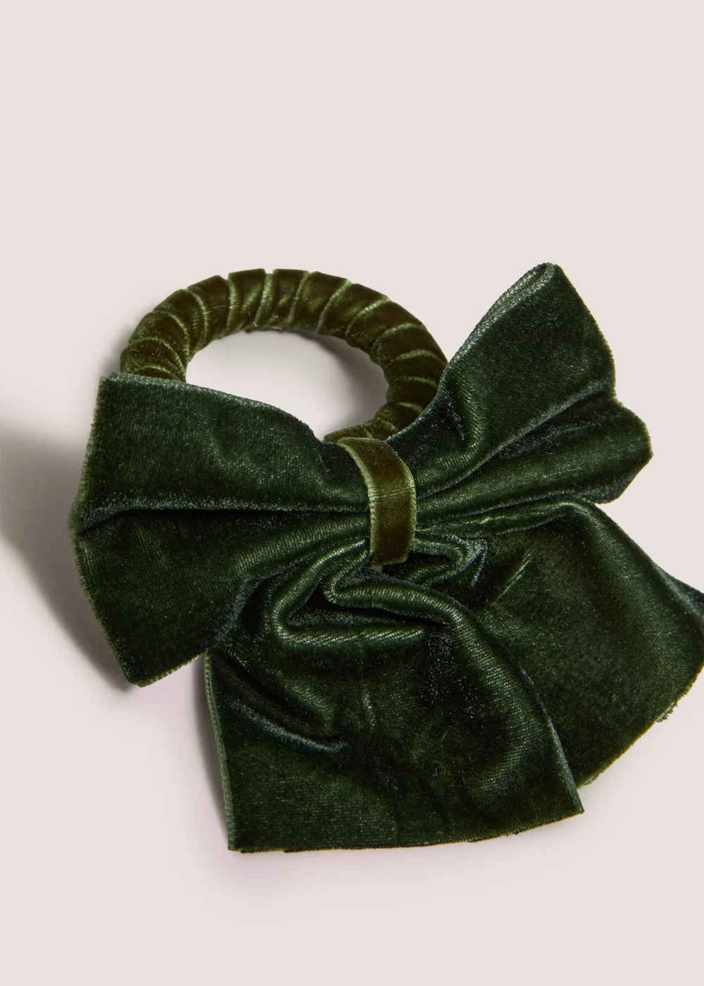 4 Pack Green Velvet Bow Napkin Rings Image 2