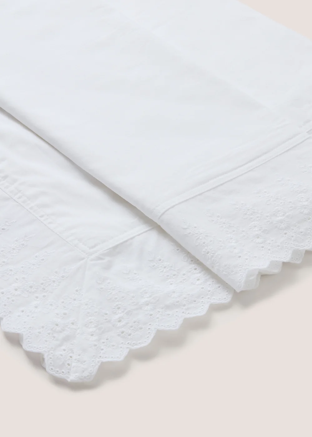 White Lace Edge Tablecloth Image 2