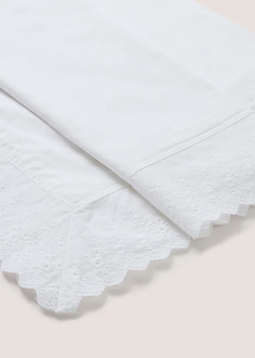 White Lace Edge Tablecloth Image 2