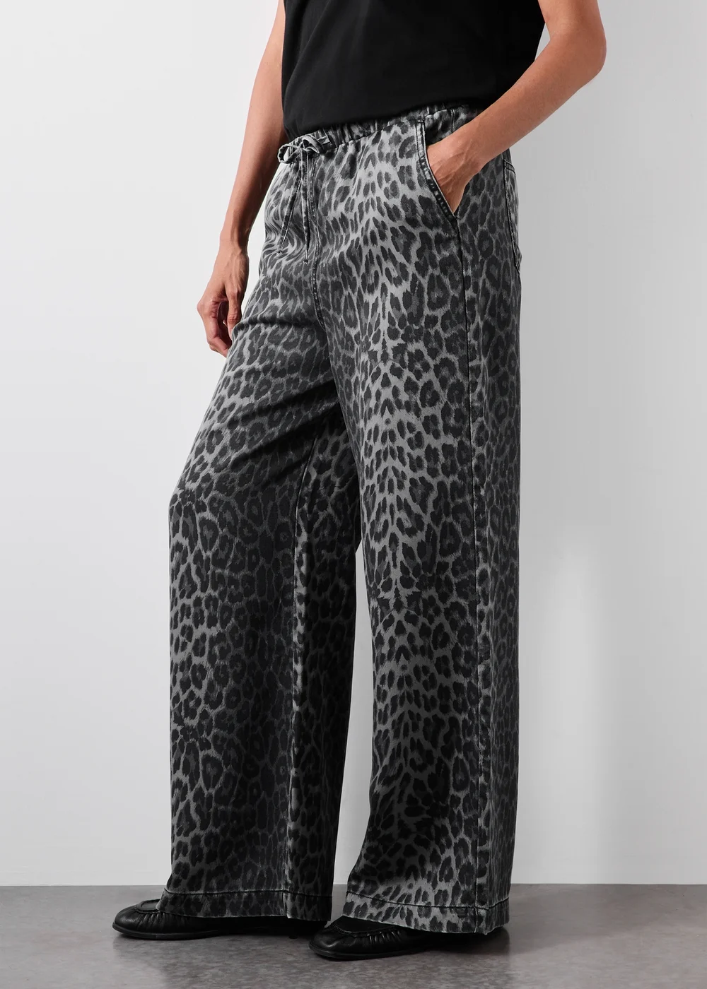 Grey Comfort Leopard Wide Leg Jeans - Size 24 29 leg Image 1