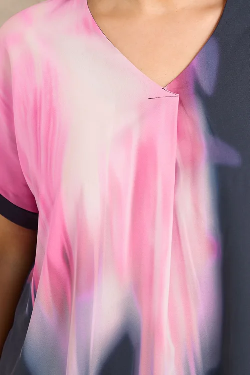 Evans Curve Navy Blue & Pink Blurred Top - 20 Image 4