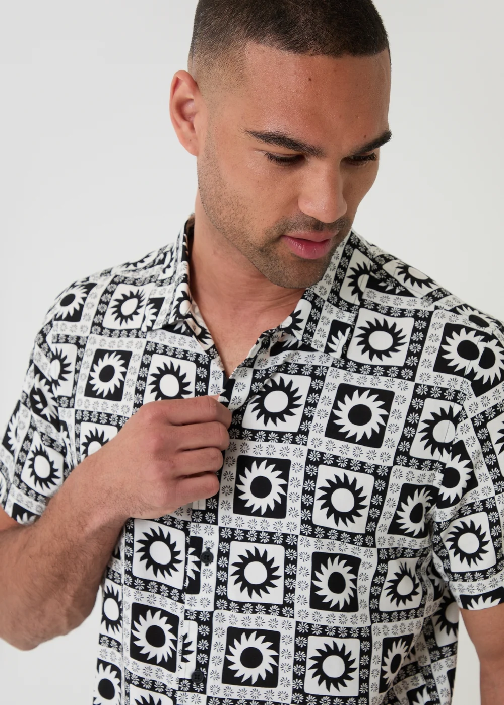 Threadbare Black Geometric Sun Print Short Sleeve Shirt - S Image 4