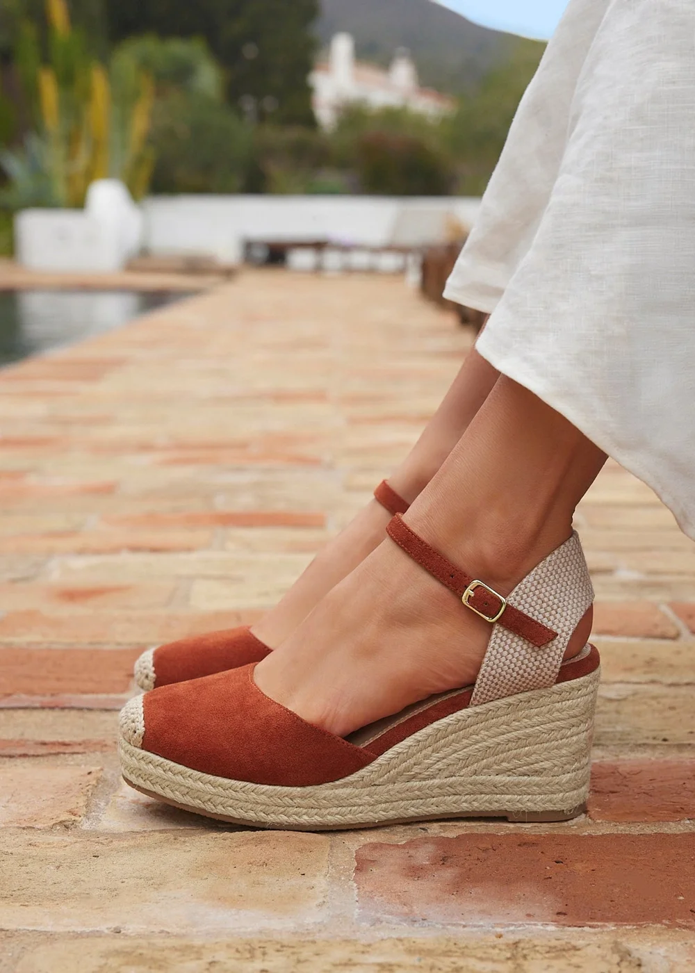 Linzi Present Rust Closed Toe Wedges - Size 6 Image 1