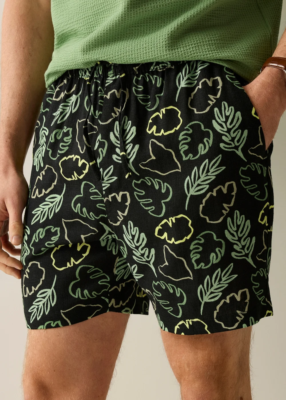 Regatta Black Paraiso Lightweight Shorts - L Image 4
