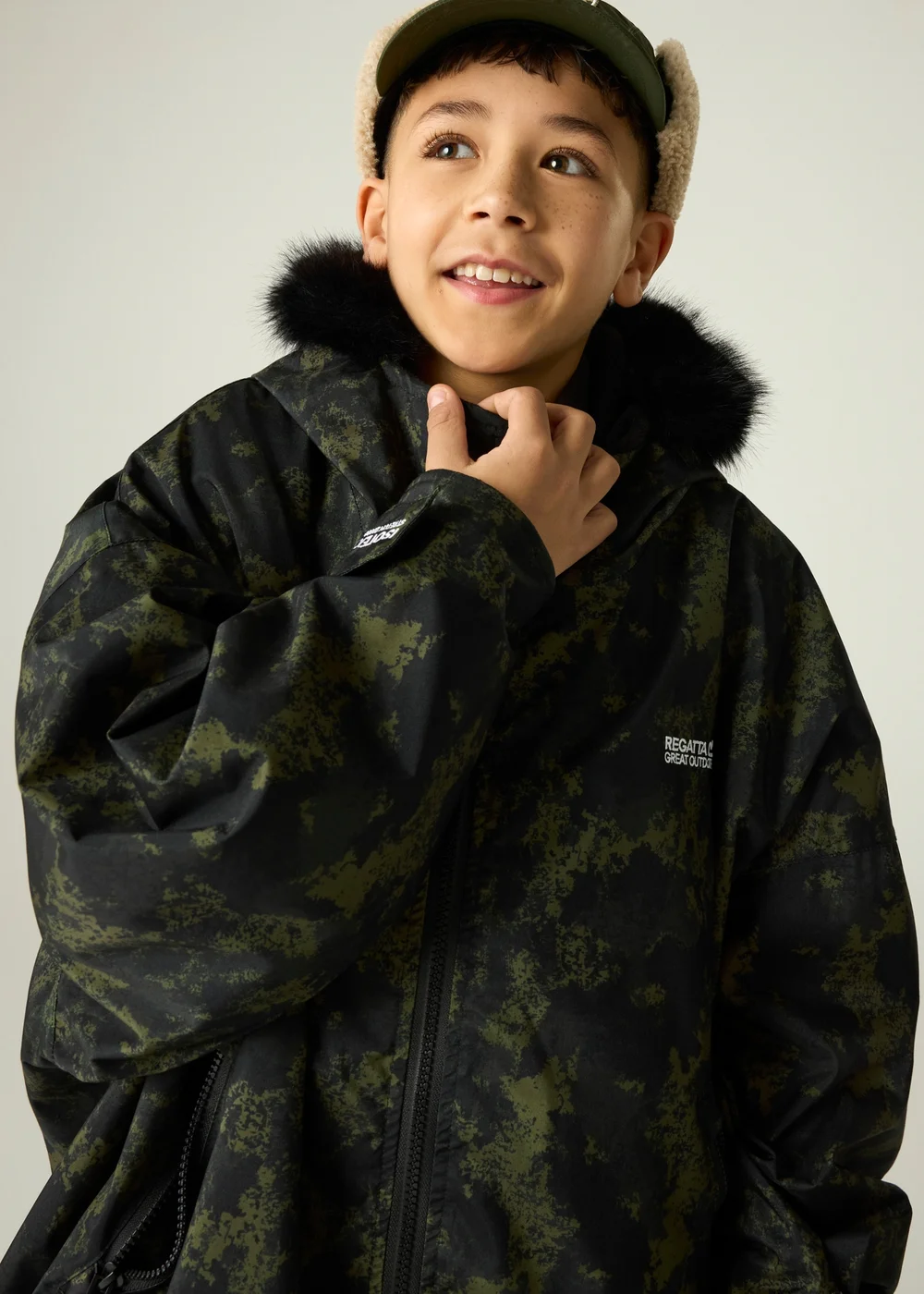 Regatta Forest Green Junior Waterproof Changing Robe (3-13 years) - 3-5 Yrs Image 1