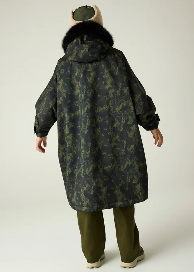 Regatta Forest Green Junior Waterproof Changing Robe (3-13 years)