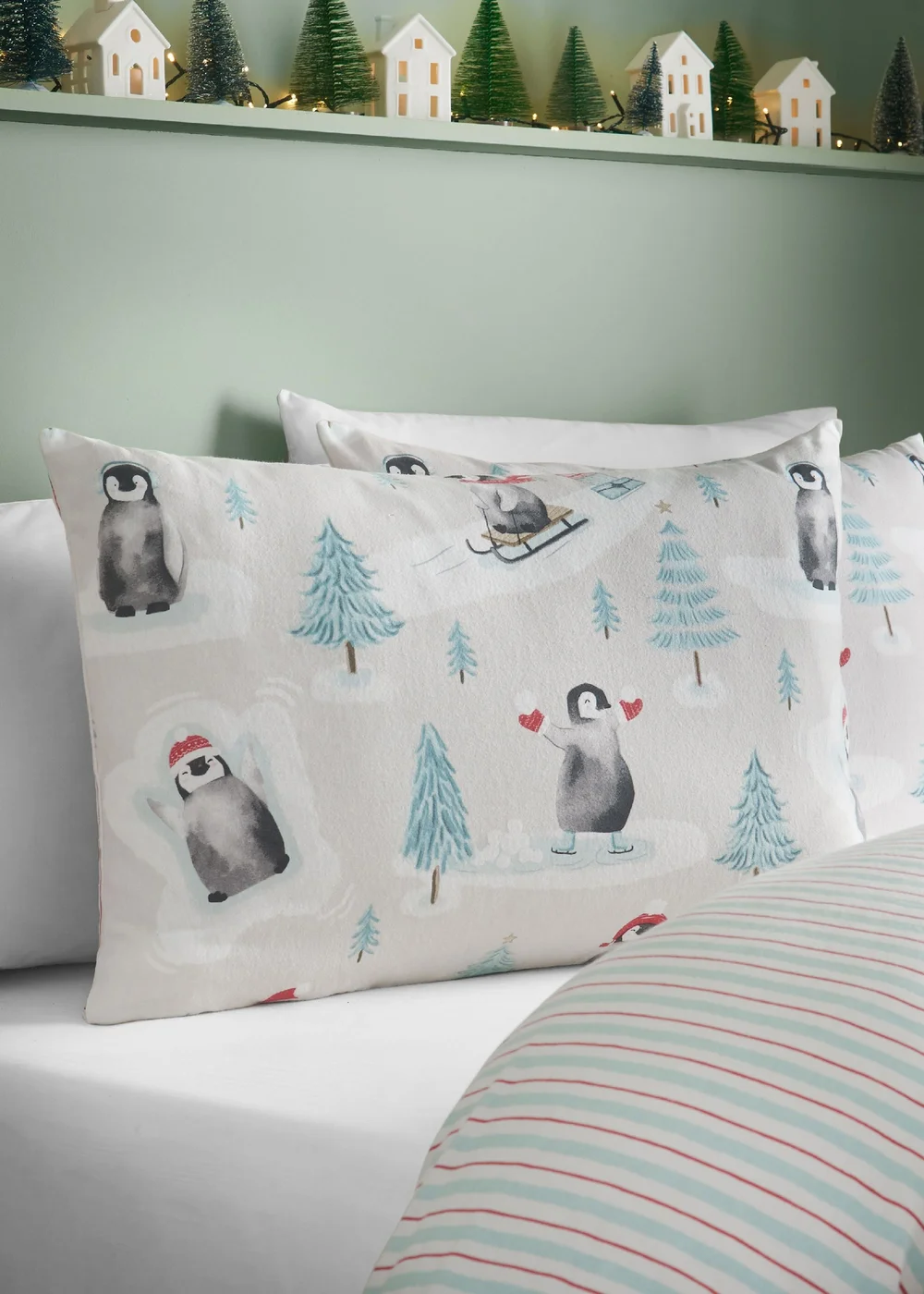 Catherine Lansfield Brushed Christmas Penguins Cotton Reversible Duvet Cover Set Green - Single Image 3