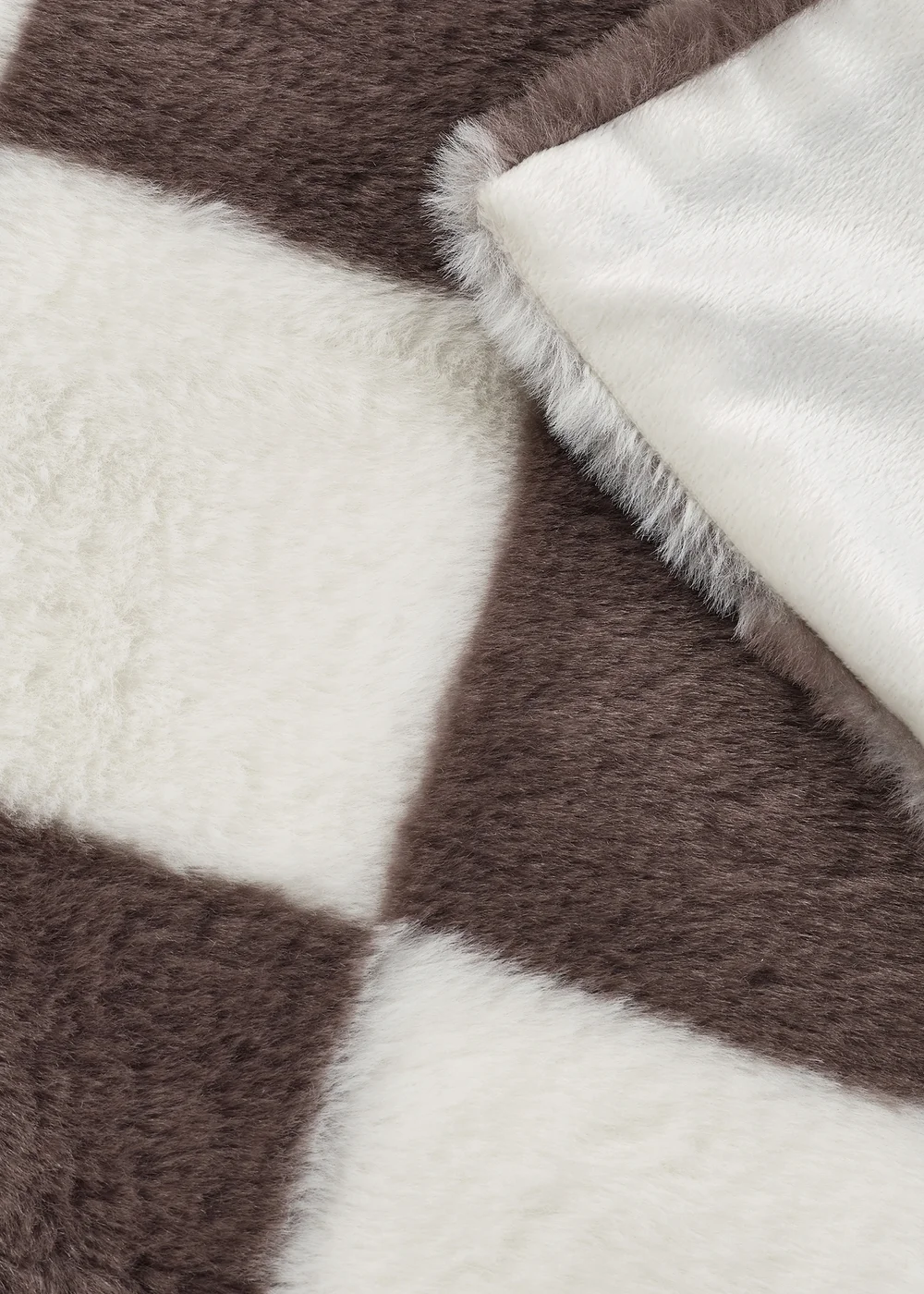 Catherine Lansfield Cosy Soft Checkerboard Fleece 130x170cm Blanket Throw Chocolate - One Size Image 3
