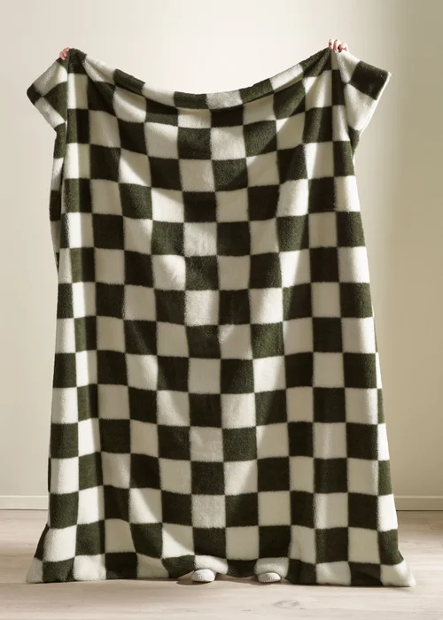Catherine Lansfield Cosy Soft Checkerboard Fleece 130x170cm Blanket Throw Green - One Size Image 2