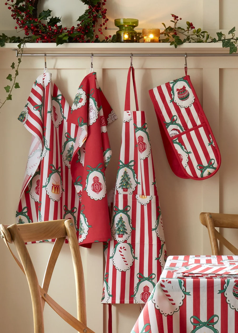 Catherine Lansfield Christmas Vintage Stripe Cotton Kitchen Double Oven Glove Red - One Size Image 3