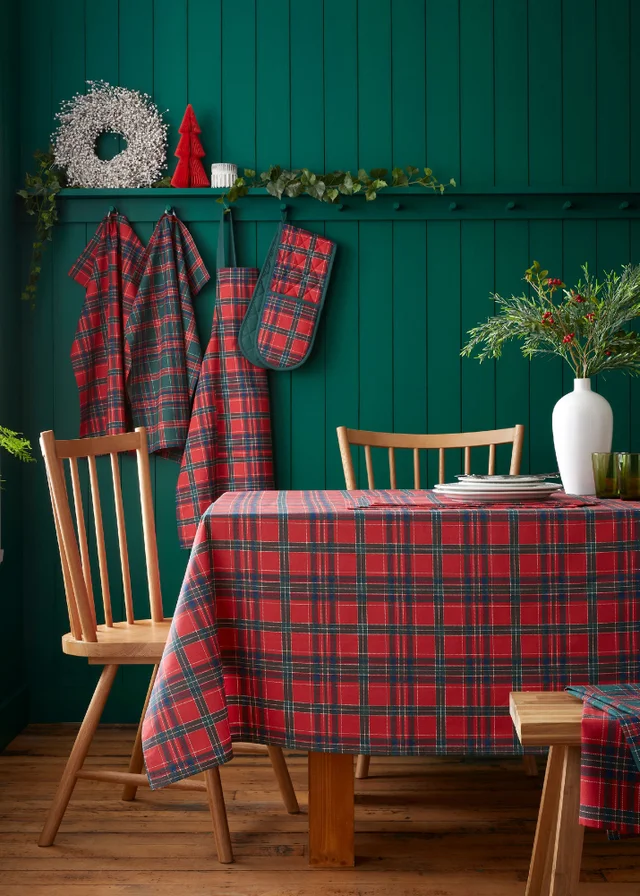 Catherine Lansfield Christmas Tartan Check Cotton 137x229cm Table Cloth Red / Green