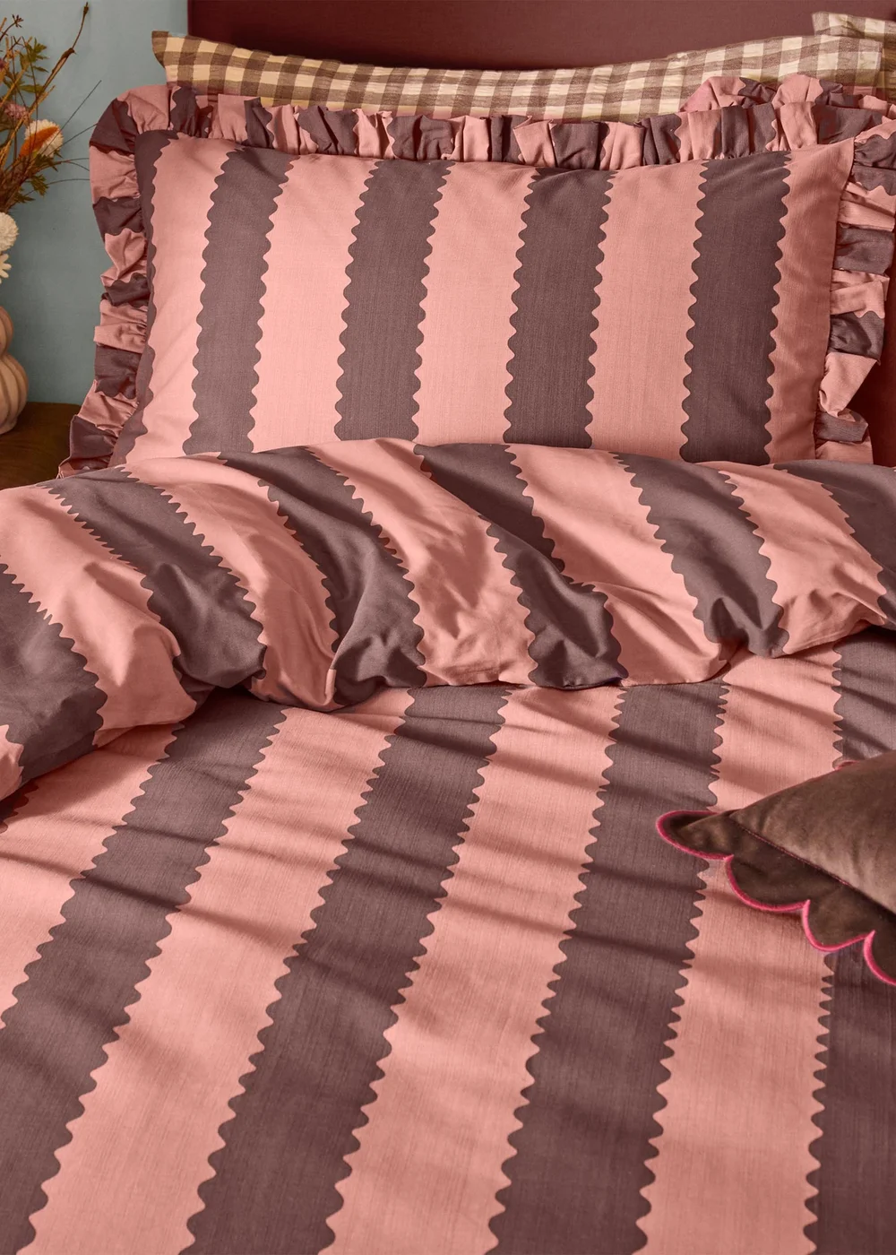 Furn Nature Birdie Stripe Single Ruffle Duvet Set Rose/Chocolate - Single Image 3