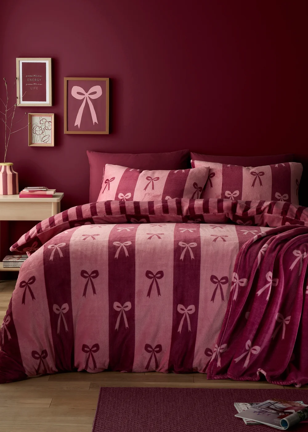 Fusion Bows Fleece Berry Throw - 120 X 150 Image 5