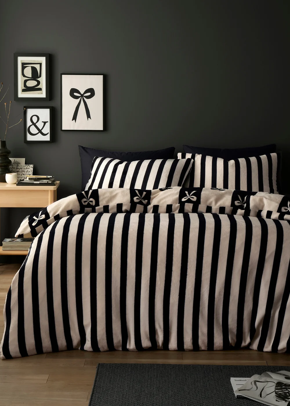 Fusion Bows Fleece Black Duvet Cover Set - Single Image 4