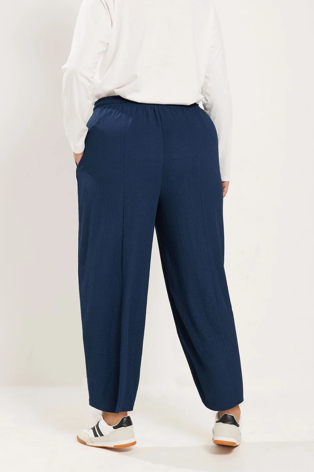 Yours Curve Navy Blue Crinkle Barrel Trousers - 26-28 Image 3