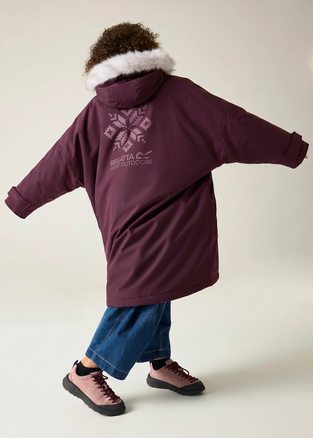 Regatta Aubergine Junior Waterproof Changing Robe (3-13 years) - 9-13 Yrs Image 2