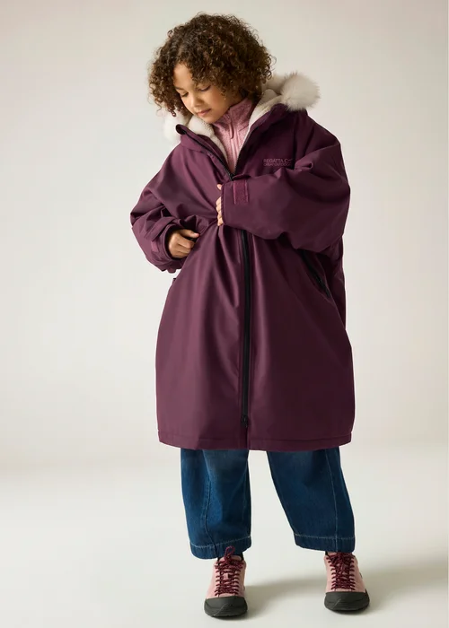 Regatta Aubergine Junior Waterproof Changing Robe (3-13 years) - 9-13 Yrs Image 3