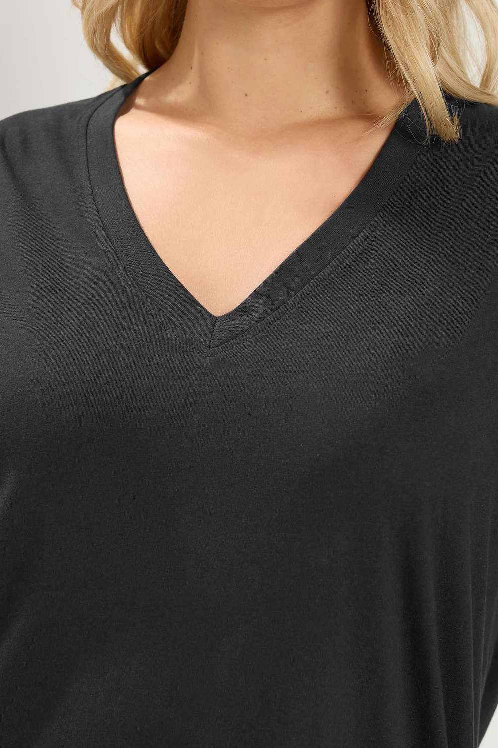 Yours Curve Black V-neckline Longline T-Shirt - 26-28 Image 4