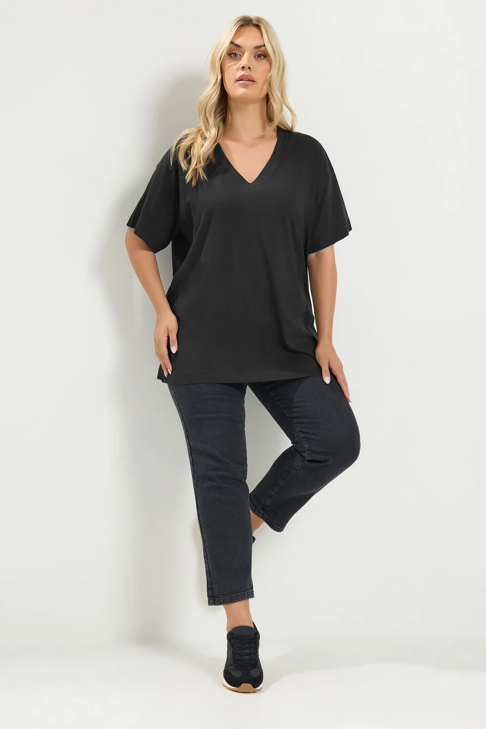 Yours Curve Black V-neckline Longline T-Shirt - 26-28 Image 2