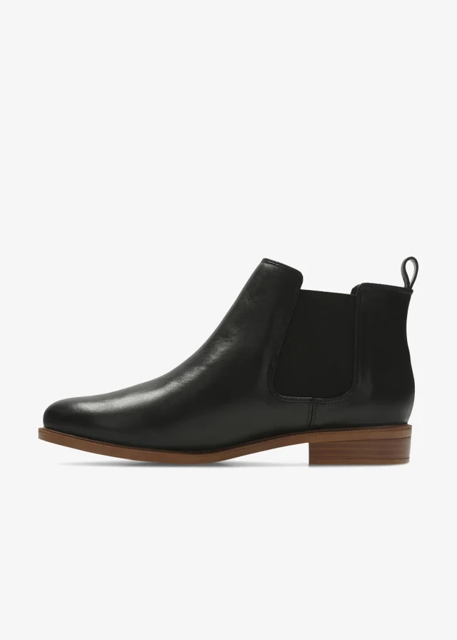 Clarks Womens Black Taylor Shine Leather Standard