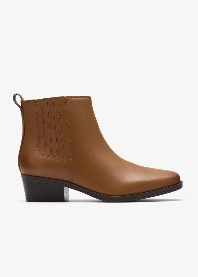 Clarks Womens Brown Danyelle Skip Leather Standard