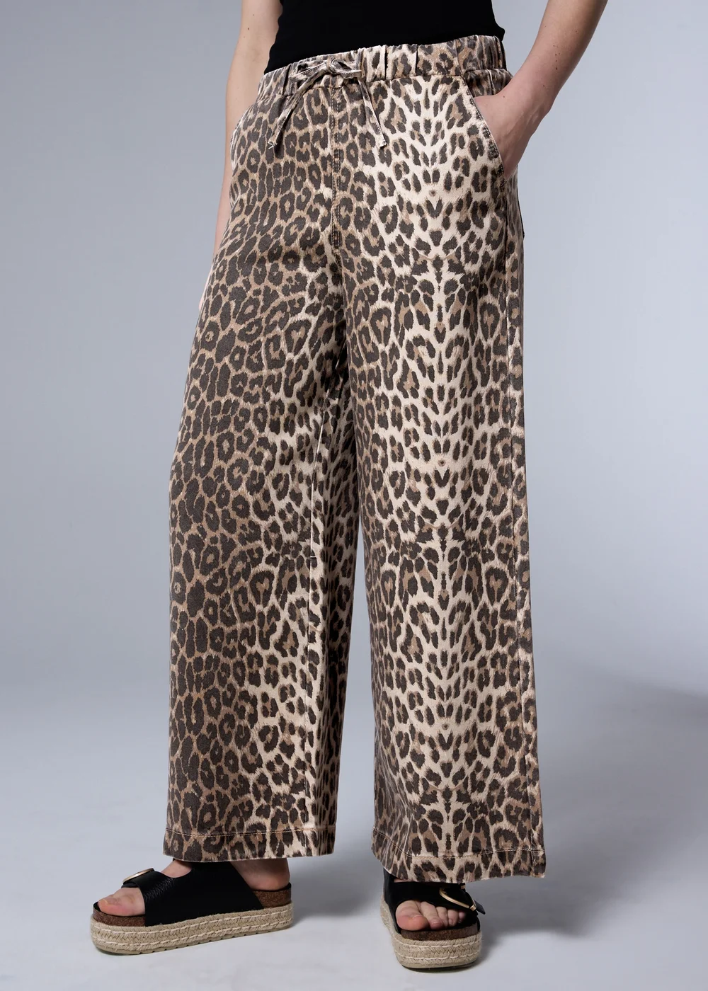 Brown Animal Print Mid Rise Wide Leg Comfort Jeans - Size 24 29 leg Image 2