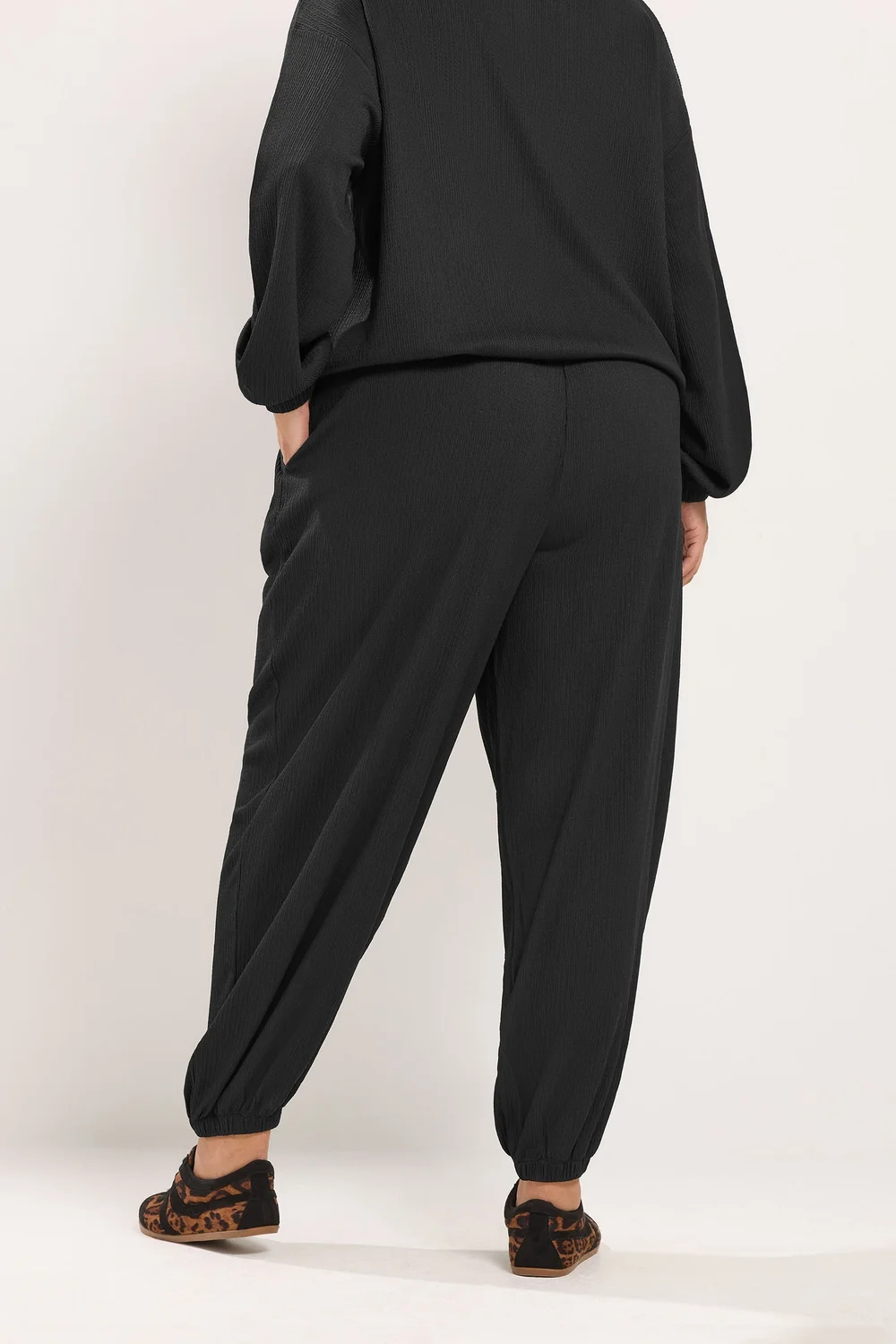 Yours Curve Black Crinkle Balloon Trousers - 30-32 Image 3