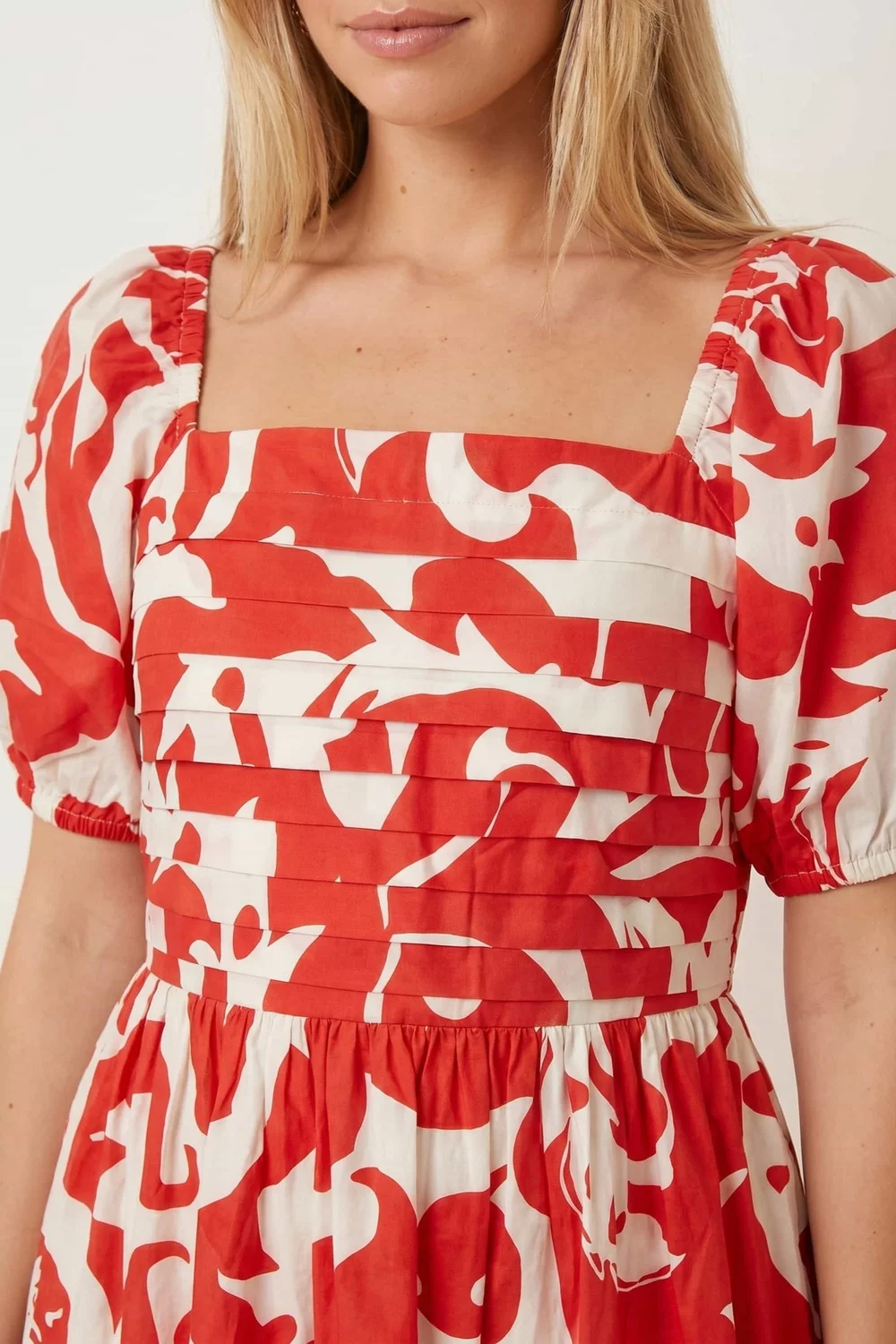 Style Cheat Leighton Puff Sleeve Abstract Midi Dress in Red - 8 Image 3