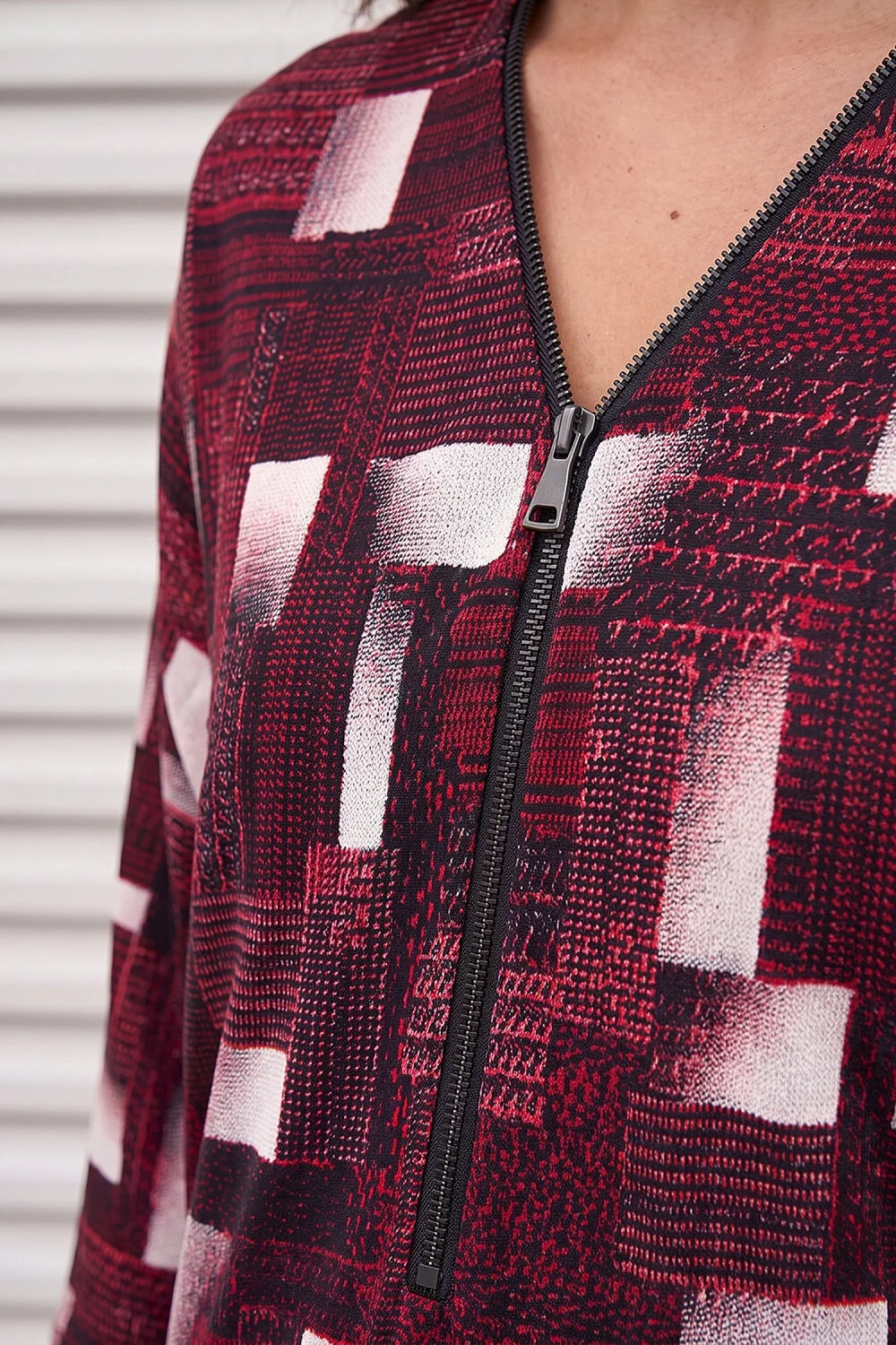 Roman Red Geometric Puff Print Zip Top - 10 Image 4