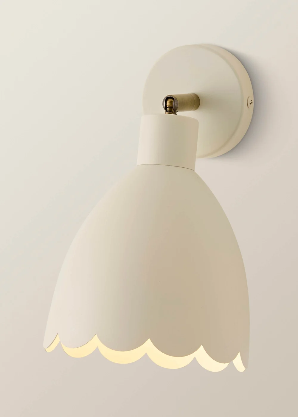 ValueLights Millie Cream Flower Scallop Wall Light - One Size Image 3