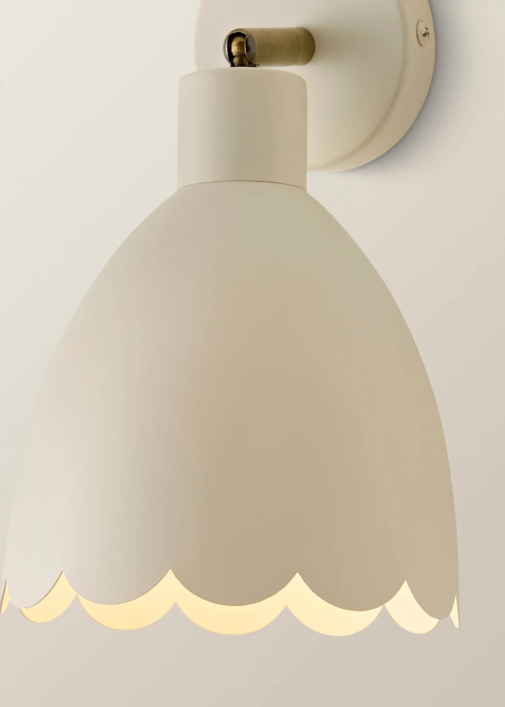 ValueLights Millie Cream Flower Scallop Wall Light - One Size Image 4