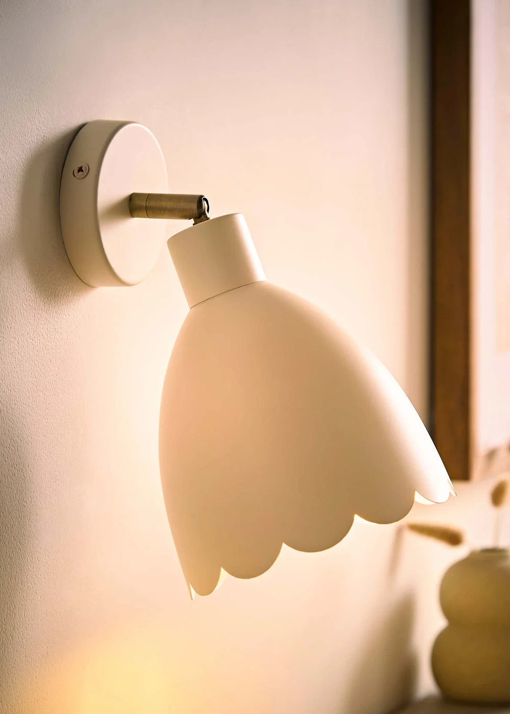 ValueLights Millie Cream Flower Scallop Wall Light - One Size Image 2