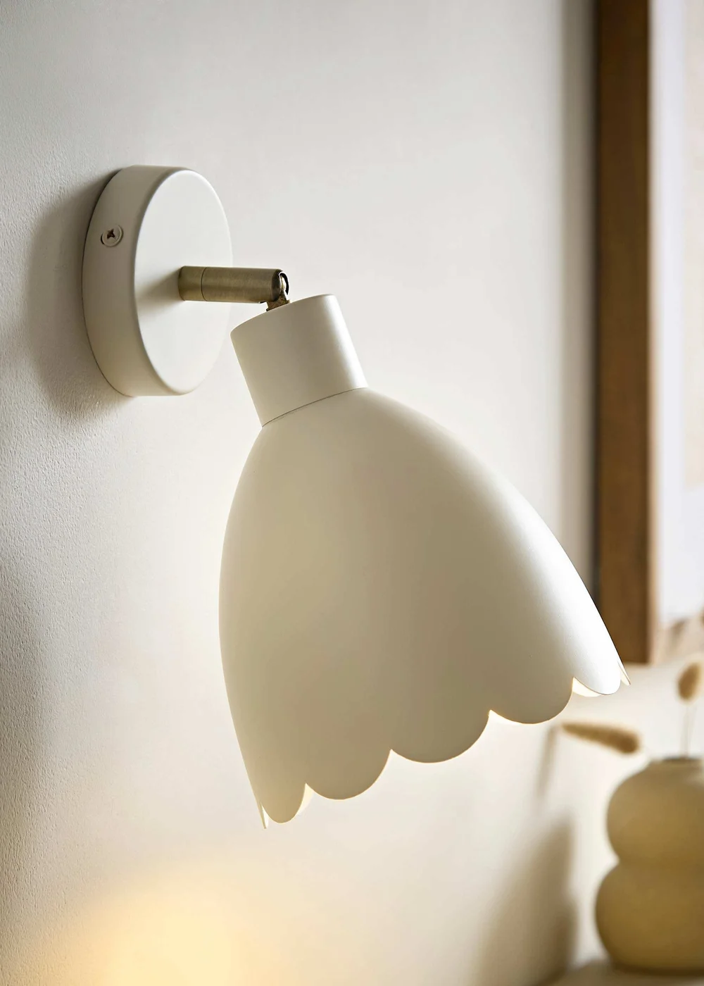 ValueLights Millie Cream Flower Scallop Wall Light - One Size Image 1