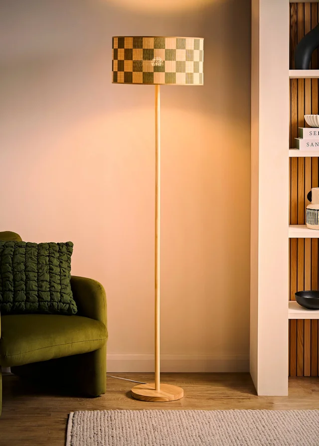 ValueLights Heather Light Wood Stem Floor Lamp with Checkerboard Bamboo Drum Shade