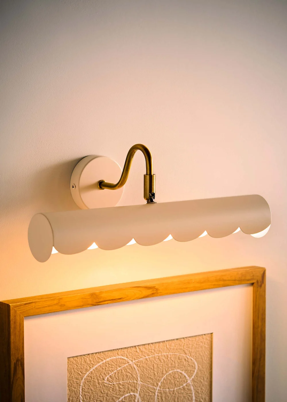 ValueLights Millie Cream Scallop Adjustable Picture Wall Light - One Size Image 2