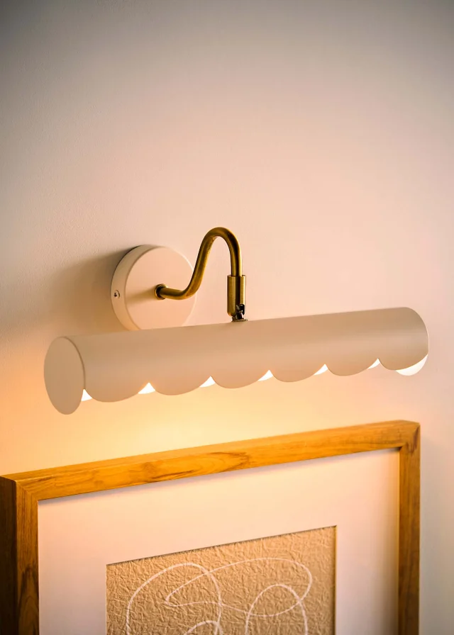 ValueLights Millie Cream Scallop Adjustable Picture Wall Light