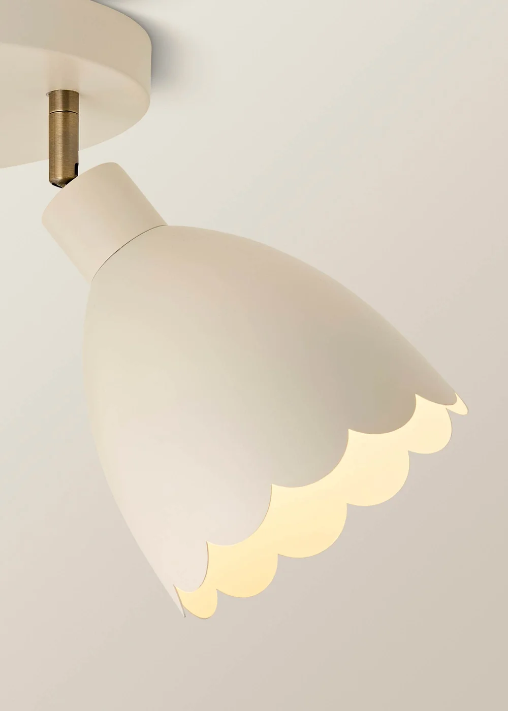ValueLights Millie Cream Flower Scallop 3 Way Spotlight - One Size Image 4