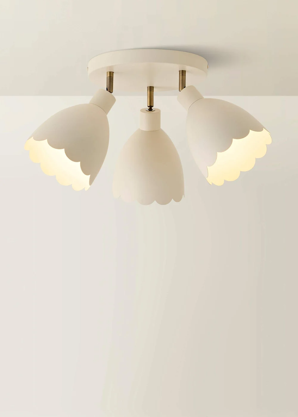 ValueLights Millie Cream Flower Scallop 3 Way Spotlight - One Size Image 3
