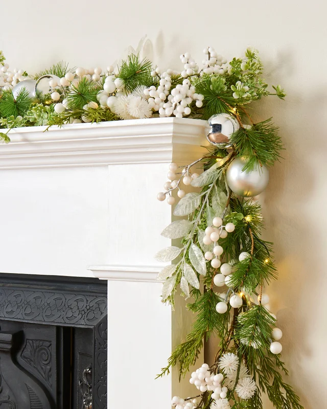 WeRChristmas White Berry Mixed-Tip Pre-Lit Artificial Christmas Garland 50 Warm White Leds 9 Ft