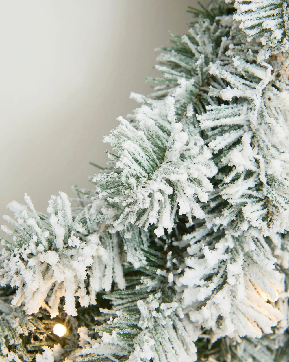 WeRChristmas White Snow-Flocked Pre-Lit Christmas Wreath With Warm White Leds 76 Cm - No Size Image 5