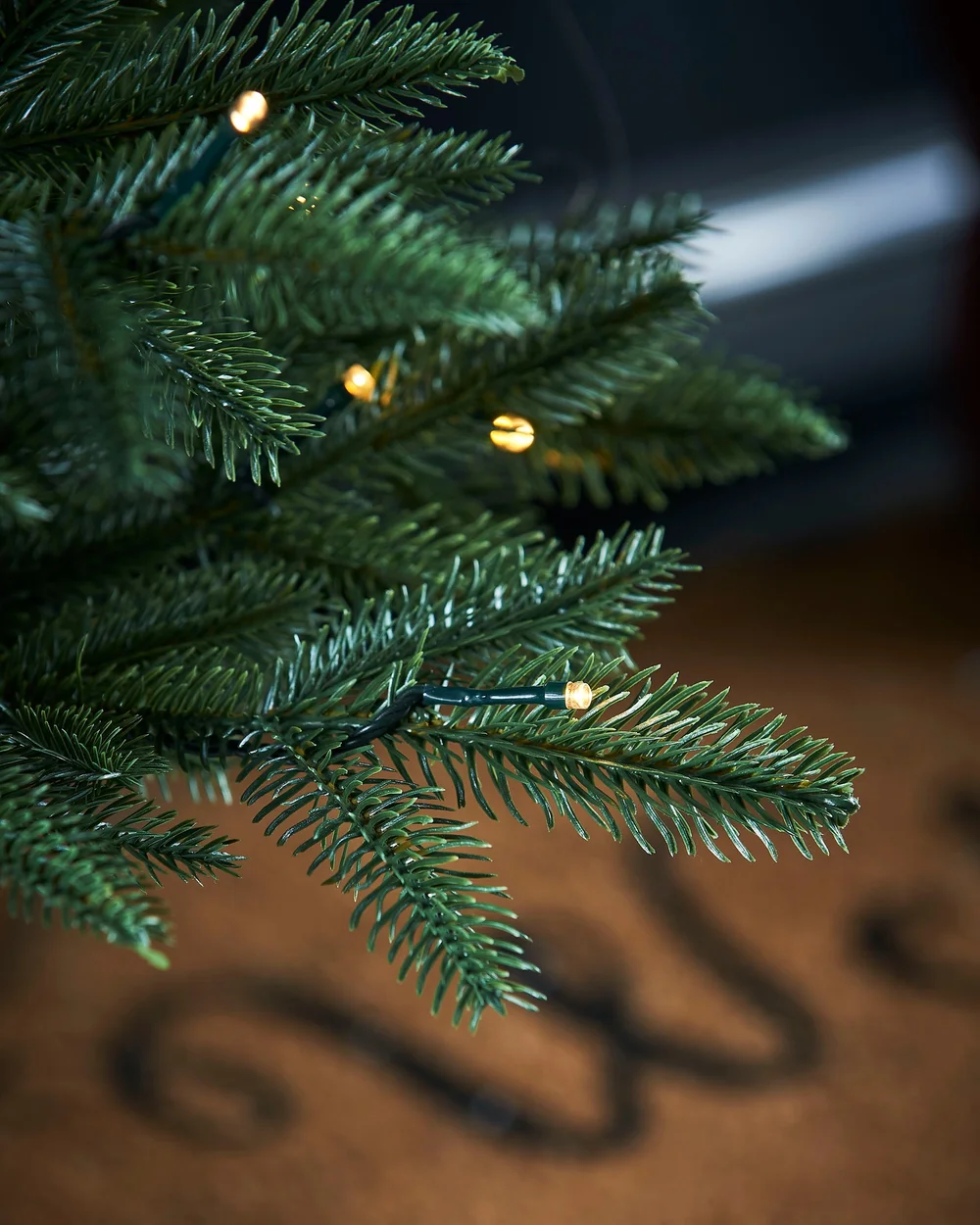WeRChristmas Green Pre-Lit Potted Alaskan Fir Artificial Christmas Tree 150 Warm White Leds 4 Ft - No Size Image 3