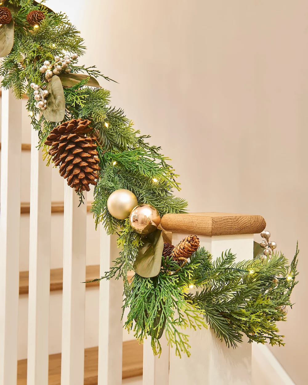 WeRChristmas Green Pre-Lit Mixed-Foliage Artificial Christmas Garland With Berries And Pinecones 50 Warm White Leds 9 Ft - No Size Image 4