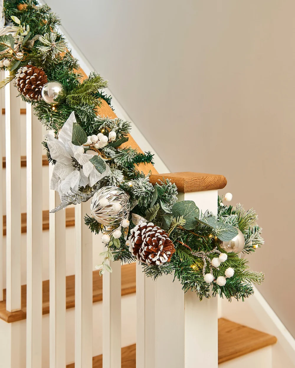WeRChristmas Multi-Colour Pre-Lit Frosted Silver And White Decorated Artificial Christmas Garland 40 Warm White Leds 9 Ft - No Size Image 4