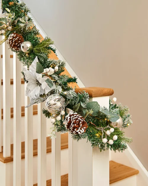WeRChristmas Multi-Colour Pre-Lit Frosted Silver And White Decorated Artificial Christmas Garland 40 Warm White Leds 9 Ft - No Size Image 4