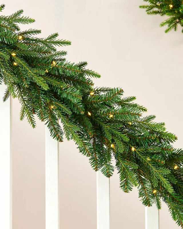 WeRChristmas Green Pre-Lit Douglas Fir Artificial Christmas Garland 80 Warm White Leds 9 Ft