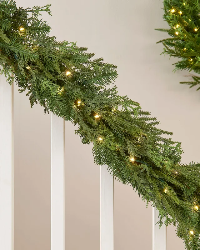 WeRChristmas Pre-Lit Natural Fir Garland 9 Ft