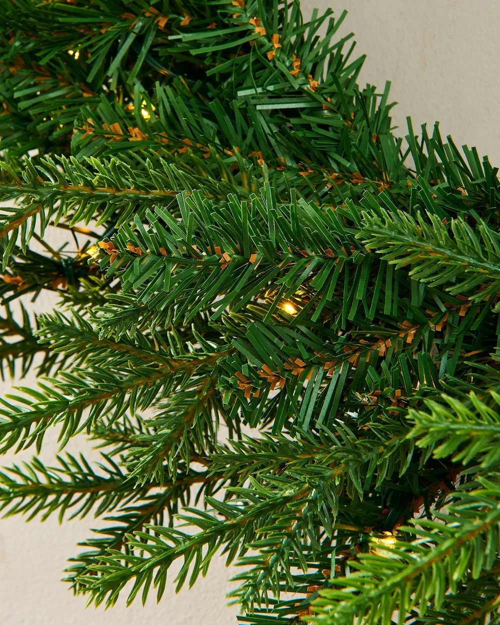 WeRChristmas Green Pre-Lit Douglas Fir Artificial Christmas Wreath 60 Warm White Leds 60 Cm - No Size Image 5